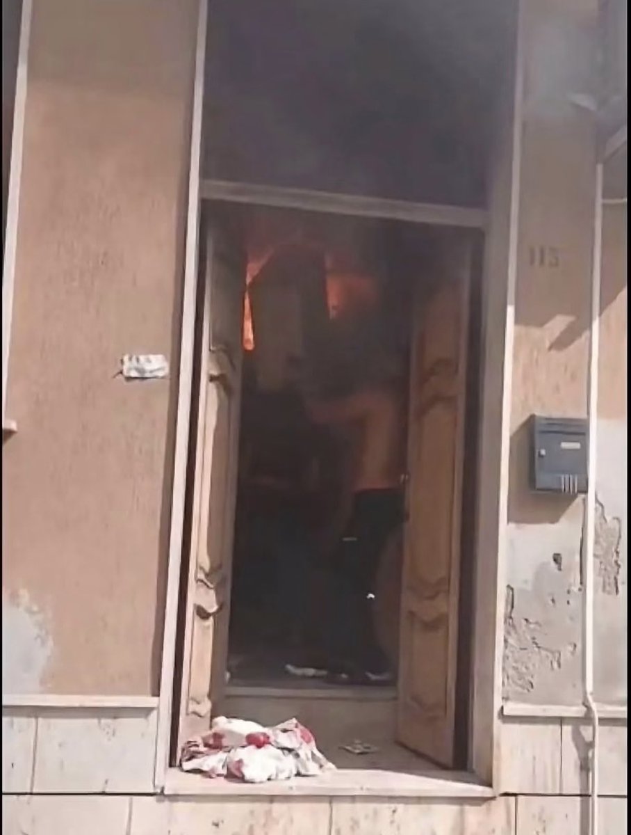 soumi_ds's tweet photo. C’È UNA STORIA CHE SALVINI, SILVIA SARDONE, MELONI E VANNACCI NON VI RACCONTERANNO MAI.

È la storia di Bilel, Jawhar e Saad, tre ragazzi tunisini che qualche giorno fa, a Pachino, in provincia di Siracusa, in Sicilia, hanno visto un incendio e non sono rimasti a guardare. 

Non hanno chiesto chi fossero le persone in pericolo, quale fosse la loro nazionalità o se avessero i documenti in regola. Sono entrati tra le fiamme per salvare tre persone, due delle quali allettate. Tre vite che, senza il loro coraggio, avrebbero rischiato di finire tragicamente.

Ma il loro coraggio non si è fermato lì. Dopo aver messo in salvo le tre persone, sono rientrati nell’abitazione, rischiando ulteriormente la propria vita, per portare all’esterno una bombola del gas ed evitare così una possibile esplosione.

Avrebbero potuto voltarsi dall’altra parte. Avrebbero potuto pensare soltanto a mettersi in salvo. Nessuno avrebbe potuto rimproverarli per aver avuto paura. Eppure hanno scelto di rischiare la propria vita per salvare quella di altri esseri umani.

Quando Bilel ha raccontato quello che era successo, ha pronunciato parole che valgono più di mille discorsi politici: «Non potevamo fare diversamente, altrimenti non avremmo più potuto dormire pensando a delle persone morte carbonizzate».

Fermatevi un momento a riflettere su queste parole. Non potevamo fare diversamente. È la coscienza di un uomo, è l’umanità che viene prima di tutto, è quella solidarietà che non ha bisogno di passaporti per esistere.

Ma questa storia ha anche un finale che dovrebbe farci vergognare.

Jawhar sapeva già di essere irregolare sul territorio italiano. Aveva ricevuto un decreto di espulsione. Eppure, davanti a quelle persone intrappolate nell’incendio, non ha pensato alla sua condizione amministrativa, alle conseguenze o al rischio di essere arrestato. Ha pensato a salvare delle vite.

E sapete cosa è successo dopo?

Dopo aver contribuito a salvare quelle persone, Jawhar è finito nel Centro di permanenza per i rimpatri di Trapani.

Sì, avete letto bene. Un ragazzo che ha rischiato la propria vita per salvare quella degli altri si è ritrovato rinchiuso in un centro per il rimpatrio.

Allora, quando Salvini dice «Mandateli a casa loro», quando Silvia Sardone alimenta la narrazione dello straniero come una minaccia, quando Giorgia Meloni parla di rimpatri e Vannacci divide le persone in categorie, provate a ricordarvi di Jawhar, Bilel e Saad.

Ricordatevi di questi tre ragazzi tunisini. Ricordatevi che dietro la parola straniero ci sono persone capaci di coraggio, generosità e solidarietà. Persone che, nel momento più difficile, possono fare ciò che tanti altri non avrebbero avuto il coraggio di fare.

La domanda, allora, è semplice: che cosa insegniamo alla società quando un uomo rischia la vita per salvarne altre e poi viene rinchiuso in un CPR?

Non si tratta di negare l’esistenza delle leggi. Si tratta di chiederci se siamo ancora capaci di guardare un essere umano oltre la sua condizione amministrativa. Se siamo ancora capaci di riconoscere il valore di un gesto senza lasciare che il pregiudizio cancelli tutto il resto.

Io non smetterò mai di dirvelo: siate umani. Cambiate il vostro sguardo sullo straniero.

Perché ogni ragazzo che considerate un probabile delinquente è prima di tutto una persona. Ha una storia, dei sogni, delle paure e qualcosa da raccontare.

E qualche volta, mentre voi lo giudicate senza conoscerlo, quel ragazzo potrebbe essere proprio la persona che un giorno rischierà la propria vita per salvare la vostra.

E quel giorno, spero, non vi chiederete da dove viene. Vi ricorderete soltanto che vi ha salvato la vita.