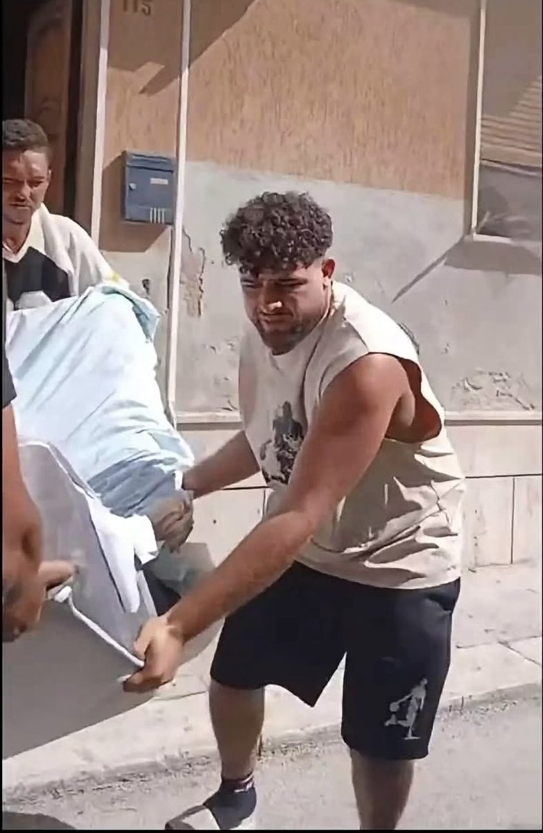 soumi_ds's tweet photo. C’È UNA STORIA CHE SALVINI, SILVIA SARDONE, MELONI E VANNACCI NON VI RACCONTERANNO MAI.

È la storia di Bilel, Jawhar e Saad, tre ragazzi tunisini che qualche giorno fa, a Pachino, in provincia di Siracusa, in Sicilia, hanno visto un incendio e non sono rimasti a guardare. 

Non hanno chiesto chi fossero le persone in pericolo, quale fosse la loro nazionalità o se avessero i documenti in regola. Sono entrati tra le fiamme per salvare tre persone, due delle quali allettate. Tre vite che, senza il loro coraggio, avrebbero rischiato di finire tragicamente.

Ma il loro coraggio non si è fermato lì. Dopo aver messo in salvo le tre persone, sono rientrati nell’abitazione, rischiando ulteriormente la propria vita, per portare all’esterno una bombola del gas ed evitare così una possibile esplosione.

Avrebbero potuto voltarsi dall’altra parte. Avrebbero potuto pensare soltanto a mettersi in salvo. Nessuno avrebbe potuto rimproverarli per aver avuto paura. Eppure hanno scelto di rischiare la propria vita per salvare quella di altri esseri umani.

Quando Bilel ha raccontato quello che era successo, ha pronunciato parole che valgono più di mille discorsi politici: «Non potevamo fare diversamente, altrimenti non avremmo più potuto dormire pensando a delle persone morte carbonizzate».

Fermatevi un momento a riflettere su queste parole. Non potevamo fare diversamente. È la coscienza di un uomo, è l’umanità che viene prima di tutto, è quella solidarietà che non ha bisogno di passaporti per esistere.

Ma questa storia ha anche un finale che dovrebbe farci vergognare.

Jawhar sapeva già di essere irregolare sul territorio italiano. Aveva ricevuto un decreto di espulsione. Eppure, davanti a quelle persone intrappolate nell’incendio, non ha pensato alla sua condizione amministrativa, alle conseguenze o al rischio di essere arrestato. Ha pensato a salvare delle vite.

E sapete cosa è successo dopo?

Dopo aver contribuito a salvare quelle persone, Jawhar è finito nel Centro di permanenza per i rimpatri di Trapani.

Sì, avete letto bene. Un ragazzo che ha rischiato la propria vita per salvare quella degli altri si è ritrovato rinchiuso in un centro per il rimpatrio.

Allora, quando Salvini dice «Mandateli a casa loro», quando Silvia Sardone alimenta la narrazione dello straniero come una minaccia, quando Giorgia Meloni parla di rimpatri e Vannacci divide le persone in categorie, provate a ricordarvi di Jawhar, Bilel e Saad.

Ricordatevi di questi tre ragazzi tunisini. Ricordatevi che dietro la parola straniero ci sono persone capaci di coraggio, generosità e solidarietà. Persone che, nel momento più difficile, possono fare ciò che tanti altri non avrebbero avuto il coraggio di fare.

La domanda, allora, è semplice: che cosa insegniamo alla società quando un uomo rischia la vita per salvarne altre e poi viene rinchiuso in un CPR?

Non si tratta di negare l’esistenza delle leggi. Si tratta di chiederci se siamo ancora capaci di guardare un essere umano oltre la sua condizione amministrativa. Se siamo ancora capaci di riconoscere il valore di un gesto senza lasciare che il pregiudizio cancelli tutto il resto.

Io non smetterò mai di dirvelo: siate umani. Cambiate il vostro sguardo sullo straniero.

Perché ogni ragazzo che considerate un probabile delinquente è prima di tutto una persona. Ha una storia, dei sogni, delle paure e qualcosa da raccontare.

E qualche volta, mentre voi lo giudicate senza conoscerlo, quel ragazzo potrebbe essere proprio la persona che un giorno rischierà la propria vita per salvare la vostra.

E quel giorno, spero, non vi chiederete da dove viene. Vi ricorderete soltanto che vi ha salvato la vita.