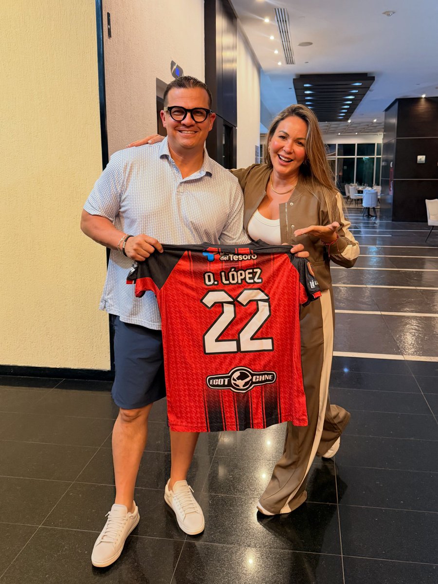 DeportivoLara's tweet photo. Un 𝑪𝒂𝒎𝒑𝒆𝒐́𝒏 𝒅𝒆𝒍 𝑴𝒖𝒏𝒅𝒐 rojinegro ❤️🖤

Omar López con la del Depor 😍 porque el deporte y el orgullo por lo nuestro nos une

#DeportivoLara #SiEsDEPORVida https://t.co/vDvbNewpzX