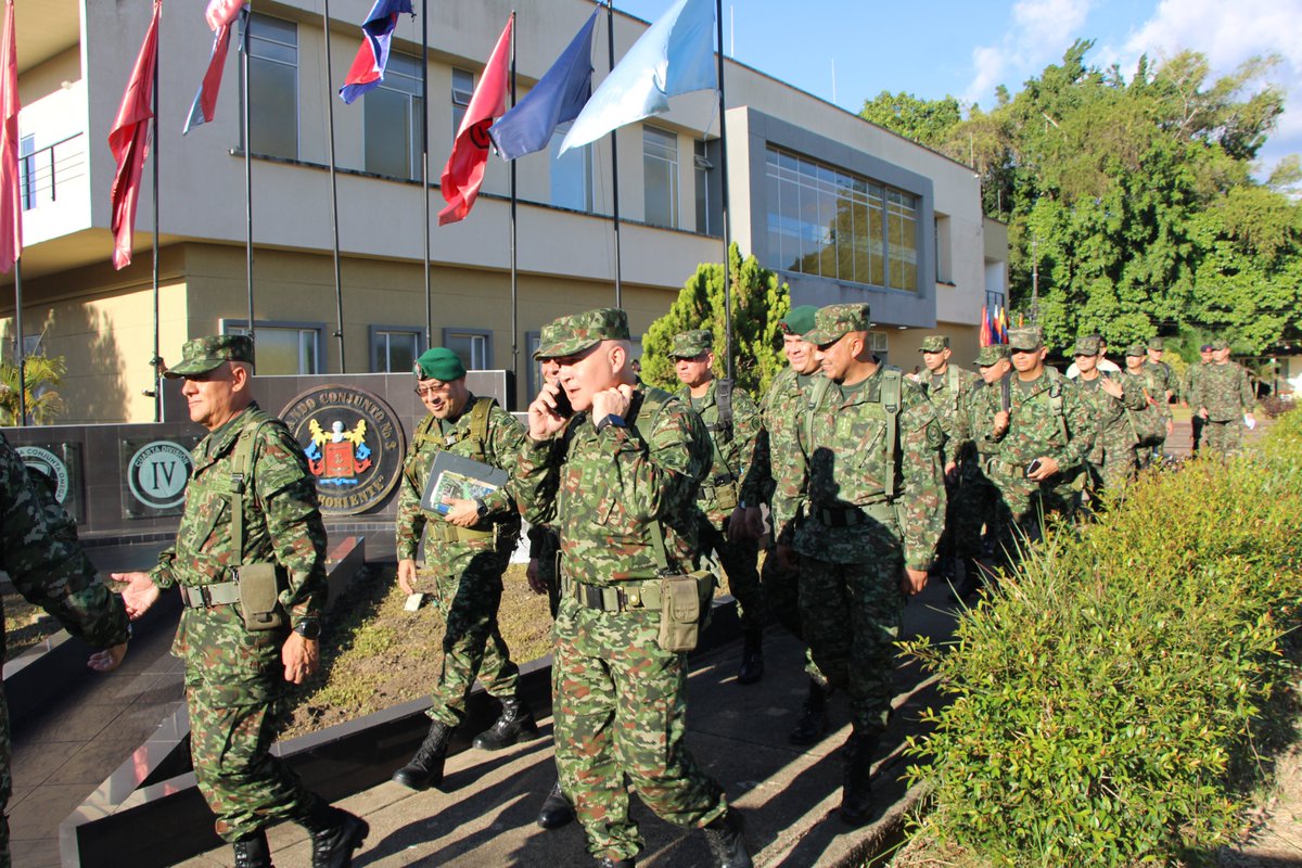 ftc_omega's tweet photo. Nuestro @COMANDANTE_EJC, el señor Mayor General José Bertulfo Soto Sánchez, visitó el Fuerte Militar de Larandia, en La Montañita, Caquetá, donde se reunió con los comandantes de la #FuerzaDeTareaOmega y del @Ejercito_Div6 para evaluar el planeamiento y desarrollo de las operaciones militares en esta región del país.

Durante su visita también compartió con el personal acantonado en esta unidad militar y entregó bolsos para kit de aseo a soldados del Batallón de Despliegue Rápido N.º 34, reafirmando su cercanía, liderazgo y compromiso con los hombres y mujeres que sirven a Colombia.

#PatriaHonorLealtad
#SiempreFirmes