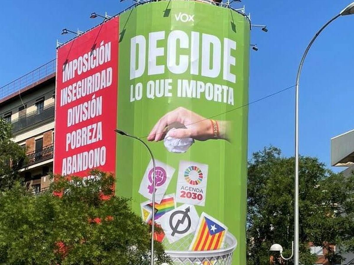 AlanBarrosoA's tweet photo. Es loco lo de este tío jajajjaa. Literalmente están trabajando para hacer un gobierno con Vox, los de las terapias de conversión y los que tiran a la basura a la comunidad LGTB pero resulta que el que le llama "maricón" y le arrincona es Óscar Puente jajajajaja vaya papelón macho https://t.co/3YunMdGuiW