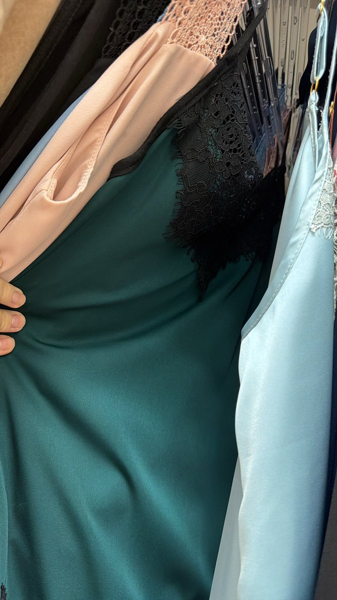 studybymoon's tweet photo. Gente me ajuda pff kkkk meu namorado  inventou um churrasco sábado de tarde com a equipe de competição dele( ele mora em outra cdd e peso colocar a roupa tipo hj na mala ) e nn sei o que vestir  a rosa é igual a azul e tem preta https://t.co/hUn8PI9PcL