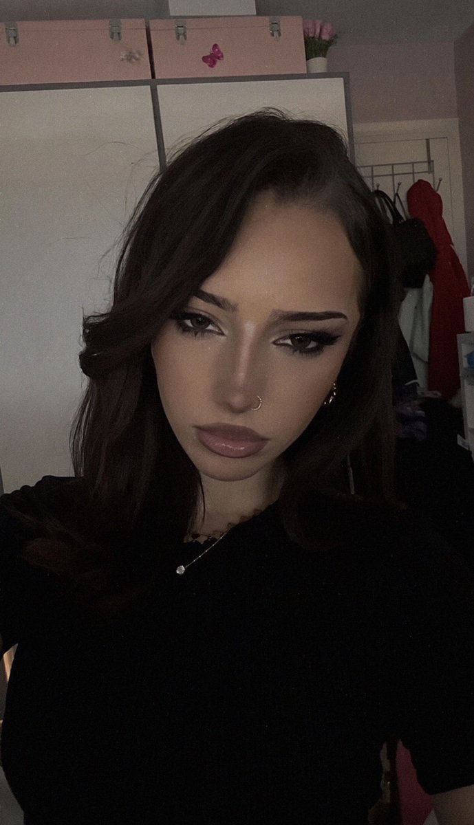 Porte2mesreem's tweet photo. Le retour des makeups d'hiver bien Smokey bien pas de blush miam jkiff https://t.co/12RlDhduSL