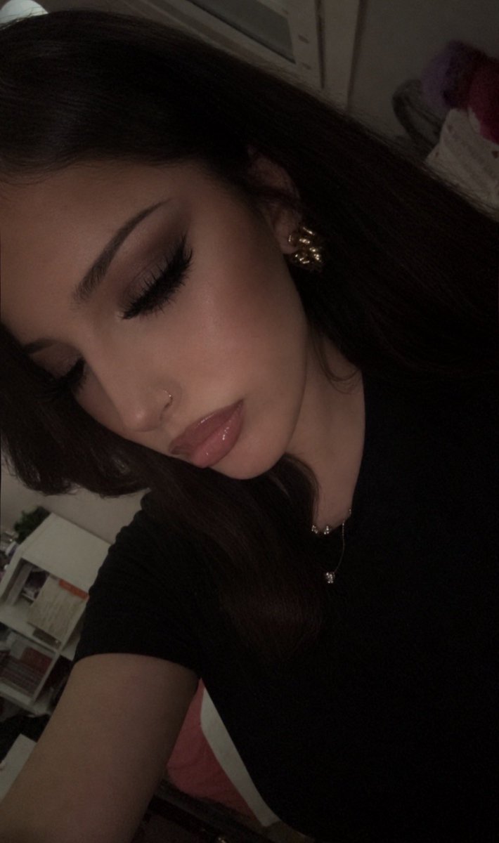 Porte2mesreem's tweet photo. Le retour des makeups d'hiver bien Smokey bien pas de blush miam jkiff https://t.co/12RlDhduSL
