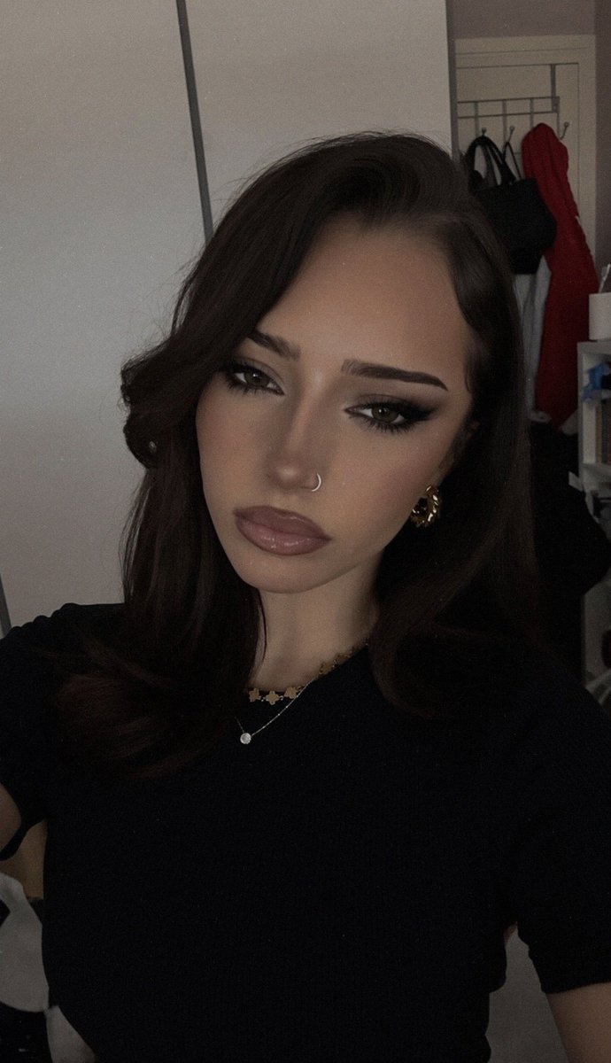 Porte2mesreem's tweet photo. Le retour des makeups d'hiver bien Smokey bien pas de blush miam jkiff https://t.co/12RlDhduSL