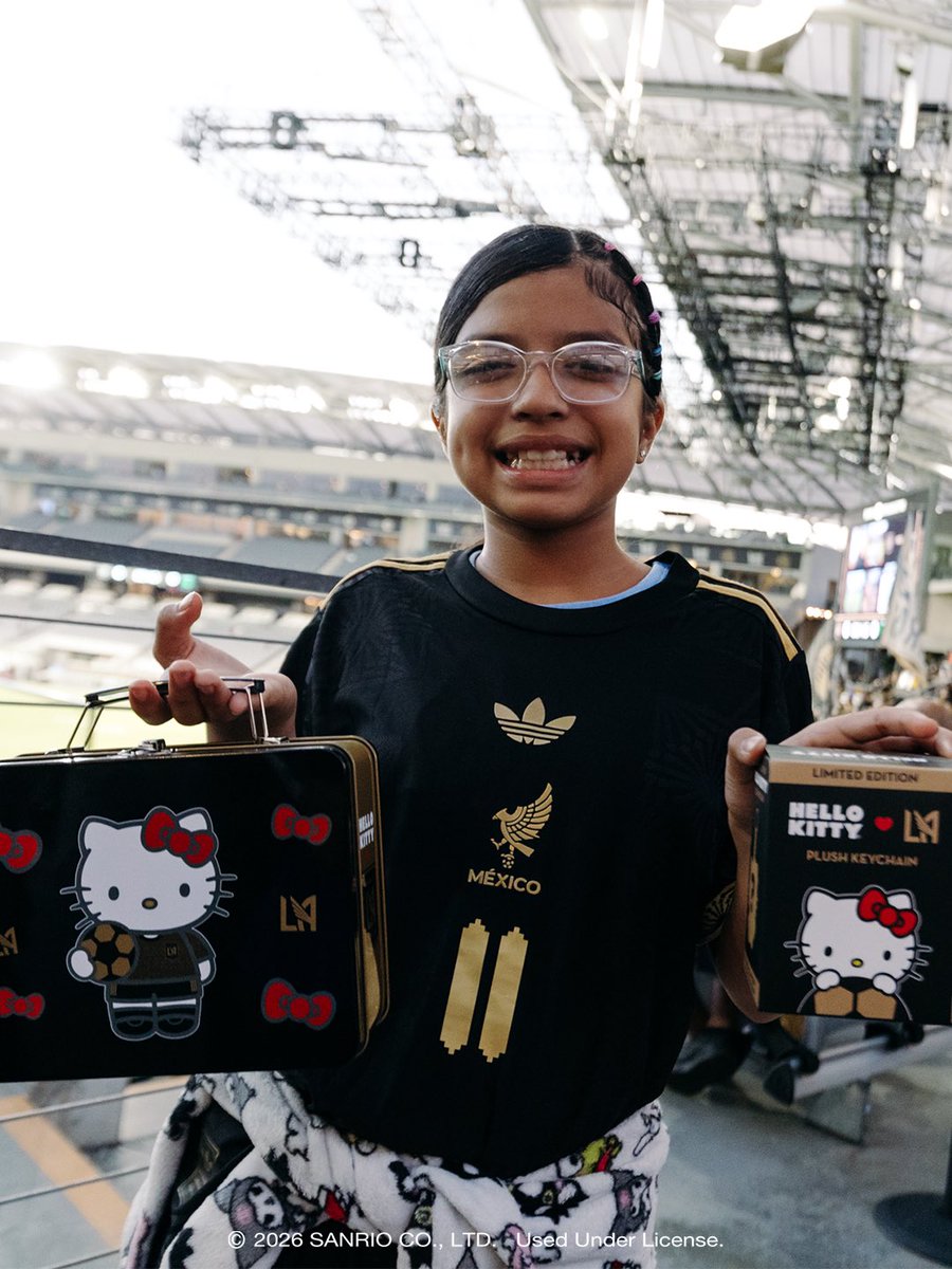LAFC's tweet photo. A night with besties, bows and football ⚽️🎀 https://t.co/Jk7QL3KzFQ