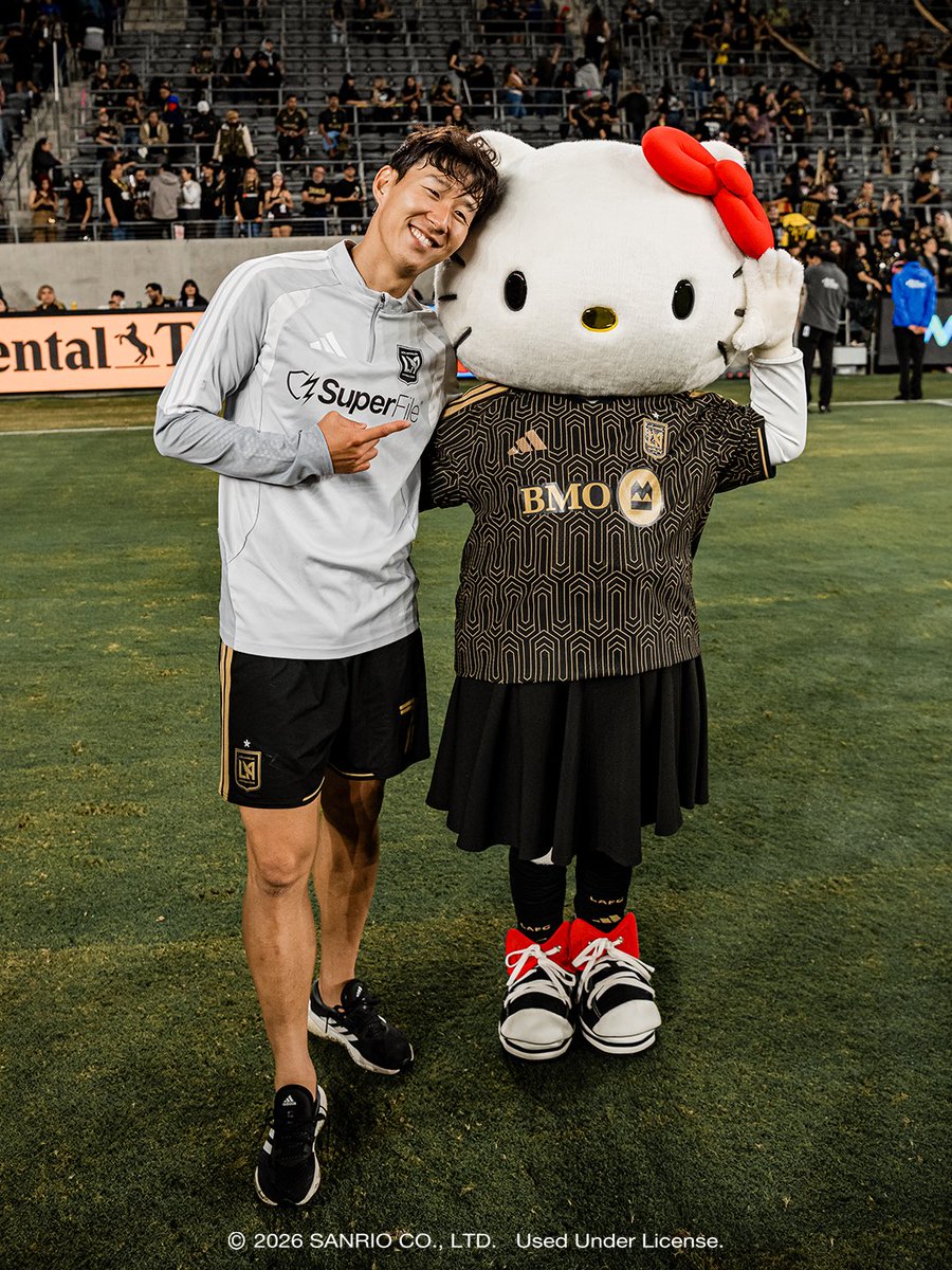 LAFC's tweet photo. A night with besties, bows and football ⚽️🎀 https://t.co/Jk7QL3KzFQ