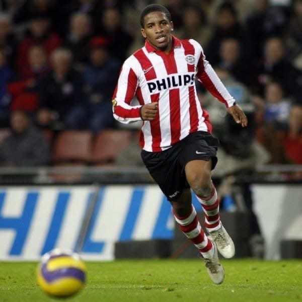 MotivacionesF's tweet photo. 🎙 Jefferson Farfán: "Cuando llegué a Holanda me tocó jugar Champions ante Milan, y meses atrás yo jugaba play con ellos. En el túnel sentía una ansiedad terrible, volteé y estaba: Cafú, Shevchenko, Maldini, Ambrosini, Kaká, Dida y 2 meses antes había estado con Waldir metiéndome un Ceviche".