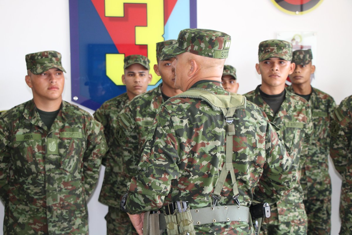 ftc_omega's tweet photo. Nuestro @COMANDANTE_EJC, el señor Mayor General José Bertulfo Soto Sánchez, visitó el Fuerte Militar de Larandia, en La Montañita, Caquetá, donde se reunió con los comandantes de la #FuerzaDeTareaOmega y del @Ejercito_Div6 para evaluar el planeamiento y desarrollo de las operaciones militares en esta región del país.

Durante su visita también compartió con el personal acantonado en esta unidad militar y entregó bolsos para kit de aseo a soldados del Batallón de Despliegue Rápido N.º 34, reafirmando su cercanía, liderazgo y compromiso con los hombres y mujeres que sirven a Colombia.

#PatriaHonorLealtad
#SiempreFirmes