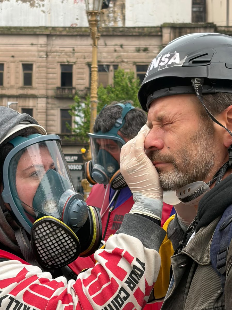 CPMemoria's tweet photo. Más de 550 personas afectadas por los gases, postas de goma y agua presión durante la represión a la marcha federal universitaria

Frente a un Congreso completamente vallado, y que no sesionó por falta de quórum, las fuerzas de seguridad federales reprimieron de manera desmedida y brutal a las miles de personas que se movilizaron para reclamar que el Gobierno nacional cumpla con la ley de financiamiento universitario, aprobada por ambas cámaras y ratificada por la Justicia.

Apostadas detrás del vallado, integrantes de Gendarmería, Prefectura y Policía Federal desplegaron todo su arsenal para reprimir la manifestación: dispararon más de 120 granadas de gas lacrimógeno, cientos de disparos con postas de goma y postas con gas químico de Byrna, gas pimienta y agua a presión arrojada por dos camiones hidrantes que recargaron, al menos, tres tanques y lanzaron contra las y los manifestantes miles de litros de agua a presión.

Más de 550 personas terminaron afectadas por los gases químicos y postas de goma, y muchas de ellas debieron ser atendidas en el lugar. Entre los afectados, hay 16 integrantes de nuestro equipo de monitoreo y dos del @mlptcaba , alrededor de 50 trabajadores/as de prensa que cubrían la marcha y, al menos, 20 integrantes de @argentinacepa y de las postas sanitarias que atendían a las víctimas.

La represión obligó a adelantar el cierre del acto central; las y los representantes de las universidades hablaron desde el escenario hasta donde llegaban las estelas de los gases arrojados por las fuerzas de seguridad.

En la desconcentración, la Policía de la Ciudad se sumó el operativo para dispersar la movilización. En ese momento, al menos seis personas fueron detenidas arbitrariamente, entre ellas dos adolescentes que fueron rápidamente liberados.

En nuestra calidad de Mecanismo Local de Prevención de la Tortura, monitoreamos el despliegue policial y asistimos a las víctimas de la represión en el marco de la tarea que venimos realizando junto al @cnpt_argentina y el Mecanismo Local de CABA.