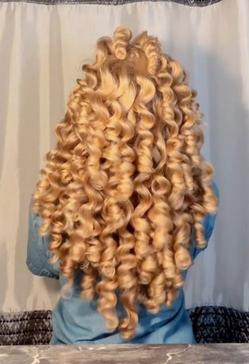 synkholiday's tweet photo. Noelle's hair is a spectrum https://t.co/I9FPYsXVcQ