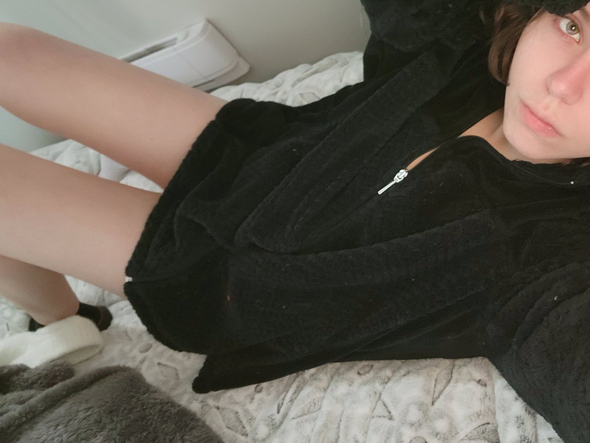Damiensthrone's tweet photo. ♡ femboy 
♡ Bisexual, leans to men
♡ Dms open
♡ likes older men 🤷🏼‍♂️
♡ new to #nsfwtwt
♡ Trade if we vibe

#nsfw #femboy #moots #hornytwt #ftm https://t.co/QGCqkIrySl