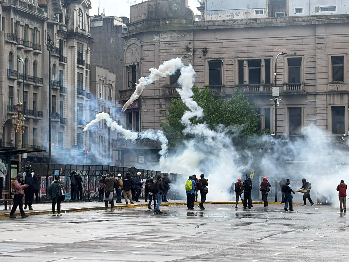 CPMemoria's tweet photo. Más de 550 personas afectadas por los gases, postas de goma y agua presión durante la represión a la marcha federal universitaria

Frente a un Congreso completamente vallado, y que no sesionó por falta de quórum, las fuerzas de seguridad federales reprimieron de manera desmedida y brutal a las miles de personas que se movilizaron para reclamar que el Gobierno nacional cumpla con la ley de financiamiento universitario, aprobada por ambas cámaras y ratificada por la Justicia.

Apostadas detrás del vallado, integrantes de Gendarmería, Prefectura y Policía Federal desplegaron todo su arsenal para reprimir la manifestación: dispararon más de 120 granadas de gas lacrimógeno, cientos de disparos con postas de goma y postas con gas químico de Byrna, gas pimienta y agua a presión arrojada por dos camiones hidrantes que recargaron, al menos, tres tanques y lanzaron contra las y los manifestantes miles de litros de agua a presión.

Más de 550 personas terminaron afectadas por los gases químicos y postas de goma, y muchas de ellas debieron ser atendidas en el lugar. Entre los afectados, hay 16 integrantes de nuestro equipo de monitoreo y dos del @mlptcaba , alrededor de 50 trabajadores/as de prensa que cubrían la marcha y, al menos, 20 integrantes de @argentinacepa y de las postas sanitarias que atendían a las víctimas.

La represión obligó a adelantar el cierre del acto central; las y los representantes de las universidades hablaron desde el escenario hasta donde llegaban las estelas de los gases arrojados por las fuerzas de seguridad.

En la desconcentración, la Policía de la Ciudad se sumó el operativo para dispersar la movilización. En ese momento, al menos seis personas fueron detenidas arbitrariamente, entre ellas dos adolescentes que fueron rápidamente liberados.

En nuestra calidad de Mecanismo Local de Prevención de la Tortura, monitoreamos el despliegue policial y asistimos a las víctimas de la represión en el marco de la tarea que venimos realizando junto al @cnpt_argentina y el Mecanismo Local de CABA.