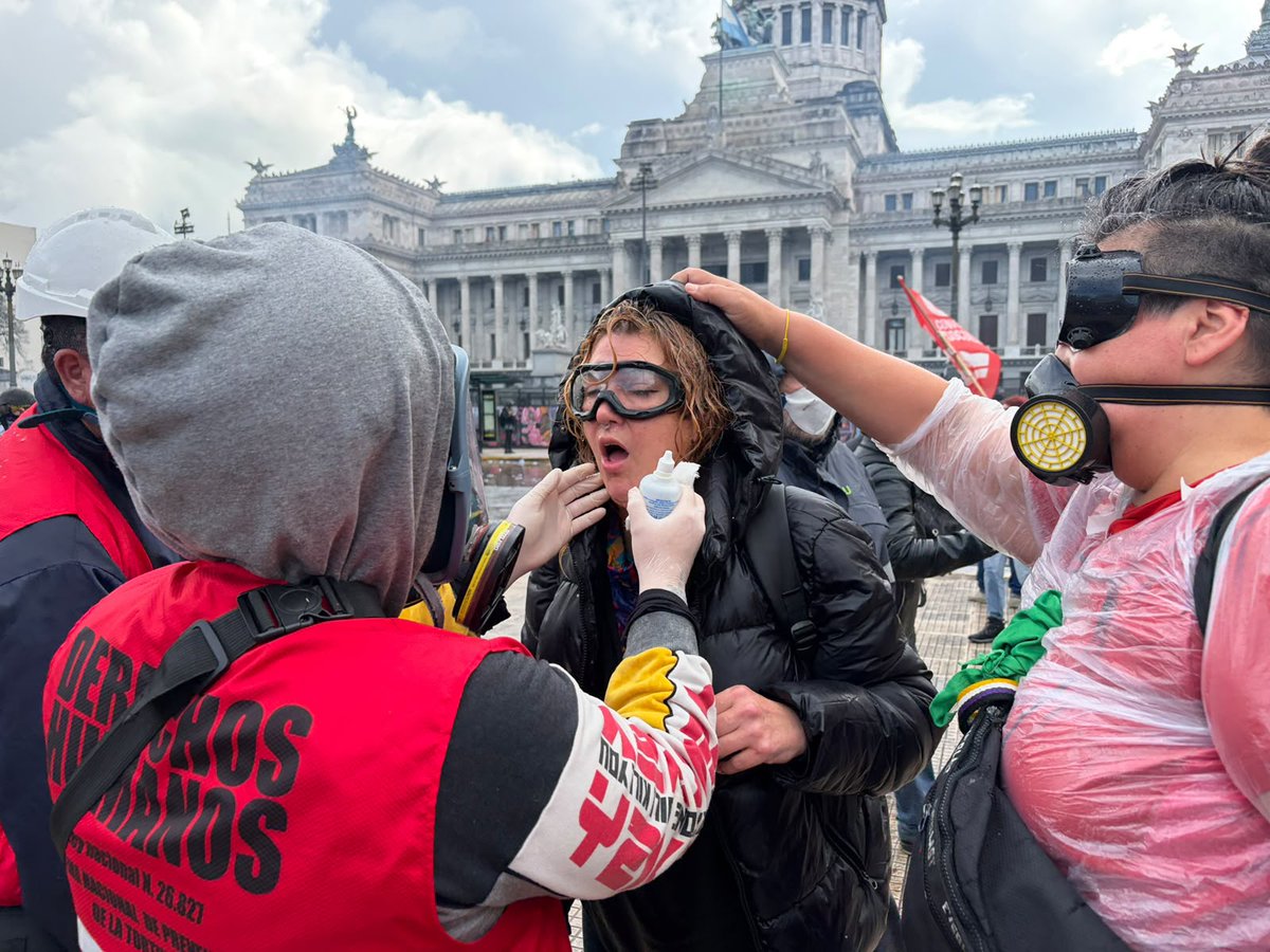 CPMemoria's tweet photo. Más de 550 personas afectadas por los gases, postas de goma y agua presión durante la represión a la marcha federal universitaria

Frente a un Congreso completamente vallado, y que no sesionó por falta de quórum, las fuerzas de seguridad federales reprimieron de manera desmedida y brutal a las miles de personas que se movilizaron para reclamar que el Gobierno nacional cumpla con la ley de financiamiento universitario, aprobada por ambas cámaras y ratificada por la Justicia.

Apostadas detrás del vallado, integrantes de Gendarmería, Prefectura y Policía Federal desplegaron todo su arsenal para reprimir la manifestación: dispararon más de 120 granadas de gas lacrimógeno, cientos de disparos con postas de goma y postas con gas químico de Byrna, gas pimienta y agua a presión arrojada por dos camiones hidrantes que recargaron, al menos, tres tanques y lanzaron contra las y los manifestantes miles de litros de agua a presión.

Más de 550 personas terminaron afectadas por los gases químicos y postas de goma, y muchas de ellas debieron ser atendidas en el lugar. Entre los afectados, hay 16 integrantes de nuestro equipo de monitoreo y dos del @mlptcaba , alrededor de 50 trabajadores/as de prensa que cubrían la marcha y, al menos, 20 integrantes de @argentinacepa y de las postas sanitarias que atendían a las víctimas.

La represión obligó a adelantar el cierre del acto central; las y los representantes de las universidades hablaron desde el escenario hasta donde llegaban las estelas de los gases arrojados por las fuerzas de seguridad.

En la desconcentración, la Policía de la Ciudad se sumó el operativo para dispersar la movilización. En ese momento, al menos seis personas fueron detenidas arbitrariamente, entre ellas dos adolescentes que fueron rápidamente liberados.

En nuestra calidad de Mecanismo Local de Prevención de la Tortura, monitoreamos el despliegue policial y asistimos a las víctimas de la represión en el marco de la tarea que venimos realizando junto al @cnpt_argentina y el Mecanismo Local de CABA.
