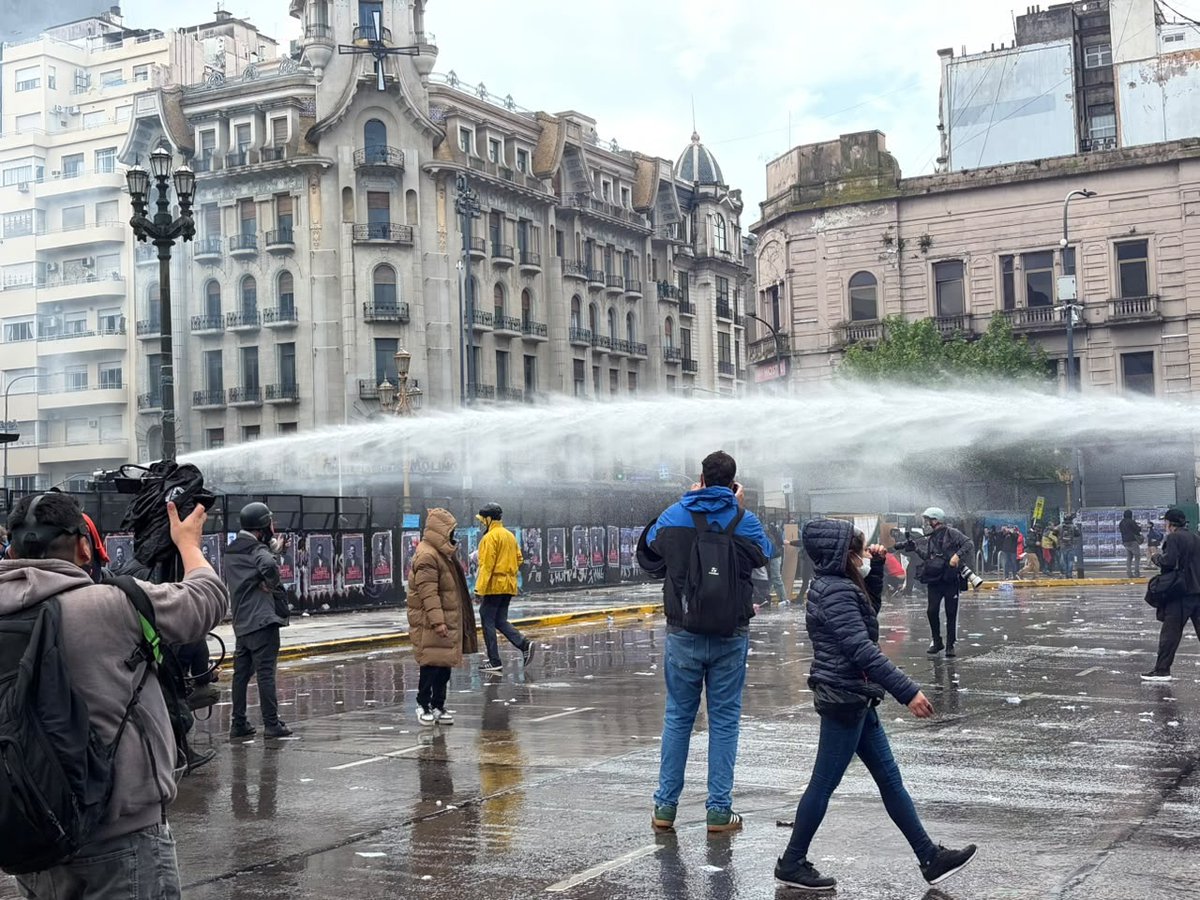 CPMemoria's tweet photo. Más de 550 personas afectadas por los gases, postas de goma y agua presión durante la represión a la marcha federal universitaria

Frente a un Congreso completamente vallado, y que no sesionó por falta de quórum, las fuerzas de seguridad federales reprimieron de manera desmedida y brutal a las miles de personas que se movilizaron para reclamar que el Gobierno nacional cumpla con la ley de financiamiento universitario, aprobada por ambas cámaras y ratificada por la Justicia.

Apostadas detrás del vallado, integrantes de Gendarmería, Prefectura y Policía Federal desplegaron todo su arsenal para reprimir la manifestación: dispararon más de 120 granadas de gas lacrimógeno, cientos de disparos con postas de goma y postas con gas químico de Byrna, gas pimienta y agua a presión arrojada por dos camiones hidrantes que recargaron, al menos, tres tanques y lanzaron contra las y los manifestantes miles de litros de agua a presión.

Más de 550 personas terminaron afectadas por los gases químicos y postas de goma, y muchas de ellas debieron ser atendidas en el lugar. Entre los afectados, hay 16 integrantes de nuestro equipo de monitoreo y dos del @mlptcaba , alrededor de 50 trabajadores/as de prensa que cubrían la marcha y, al menos, 20 integrantes de @argentinacepa y de las postas sanitarias que atendían a las víctimas.

La represión obligó a adelantar el cierre del acto central; las y los representantes de las universidades hablaron desde el escenario hasta donde llegaban las estelas de los gases arrojados por las fuerzas de seguridad.

En la desconcentración, la Policía de la Ciudad se sumó el operativo para dispersar la movilización. En ese momento, al menos seis personas fueron detenidas arbitrariamente, entre ellas dos adolescentes que fueron rápidamente liberados.

En nuestra calidad de Mecanismo Local de Prevención de la Tortura, monitoreamos el despliegue policial y asistimos a las víctimas de la represión en el marco de la tarea que venimos realizando junto al @cnpt_argentina y el Mecanismo Local de CABA.