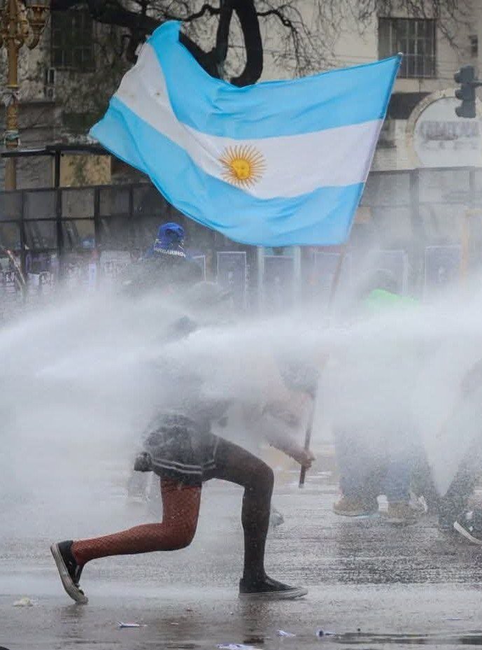 Maijo2000's tweet photo. Si los hombres Argentinos tuvieran la misma conciencia de clase, el mismo nivel de nacionalismo y la misma valentía que nosotras las mujeres... Todo sería mejor. #MujeresArgentinas #MarchaUniversitaria https://t.co/RLsGaJj0BV