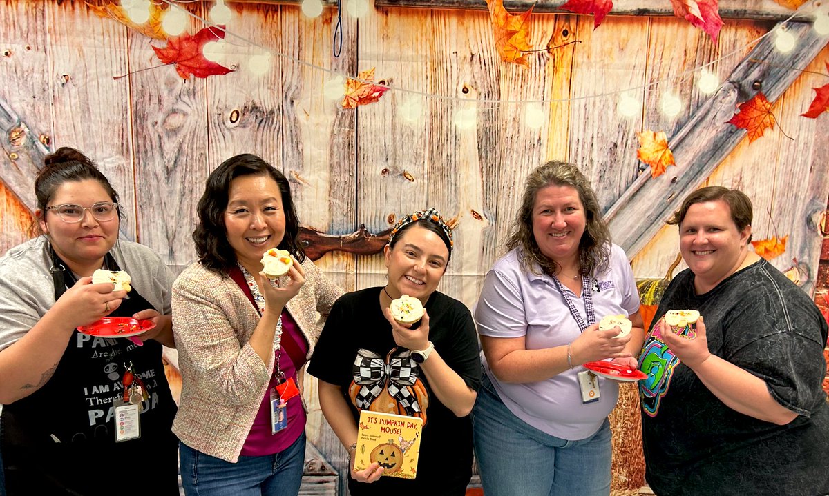 RamirzMichelle's tweet photo. 📚🎃 Our very first Book Club is in full swing! Families enjoyed reading “It’s Pumpkin Day, Mouse!” and decorated their own cookie. A big thanks to our wonderful librarian, Ms. Santos, for making literacy extra sweet and fun! 🤗💜@IrvingLibraries @IrvingISD @PierceECPandas https://t.co/jQXoD4NACp