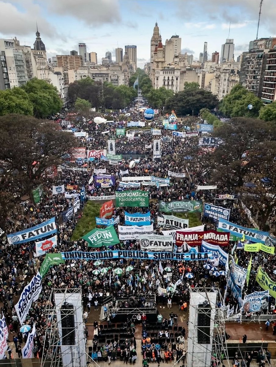 FerRaverta's tweet photo. Frente al ajuste, la entrega y la represión, hay un pueblo que no se resigna. Nos van a encontrar juntos, organizados y en la calle, todas las veces que haga falta. https://t.co/uEhC6sXCnH