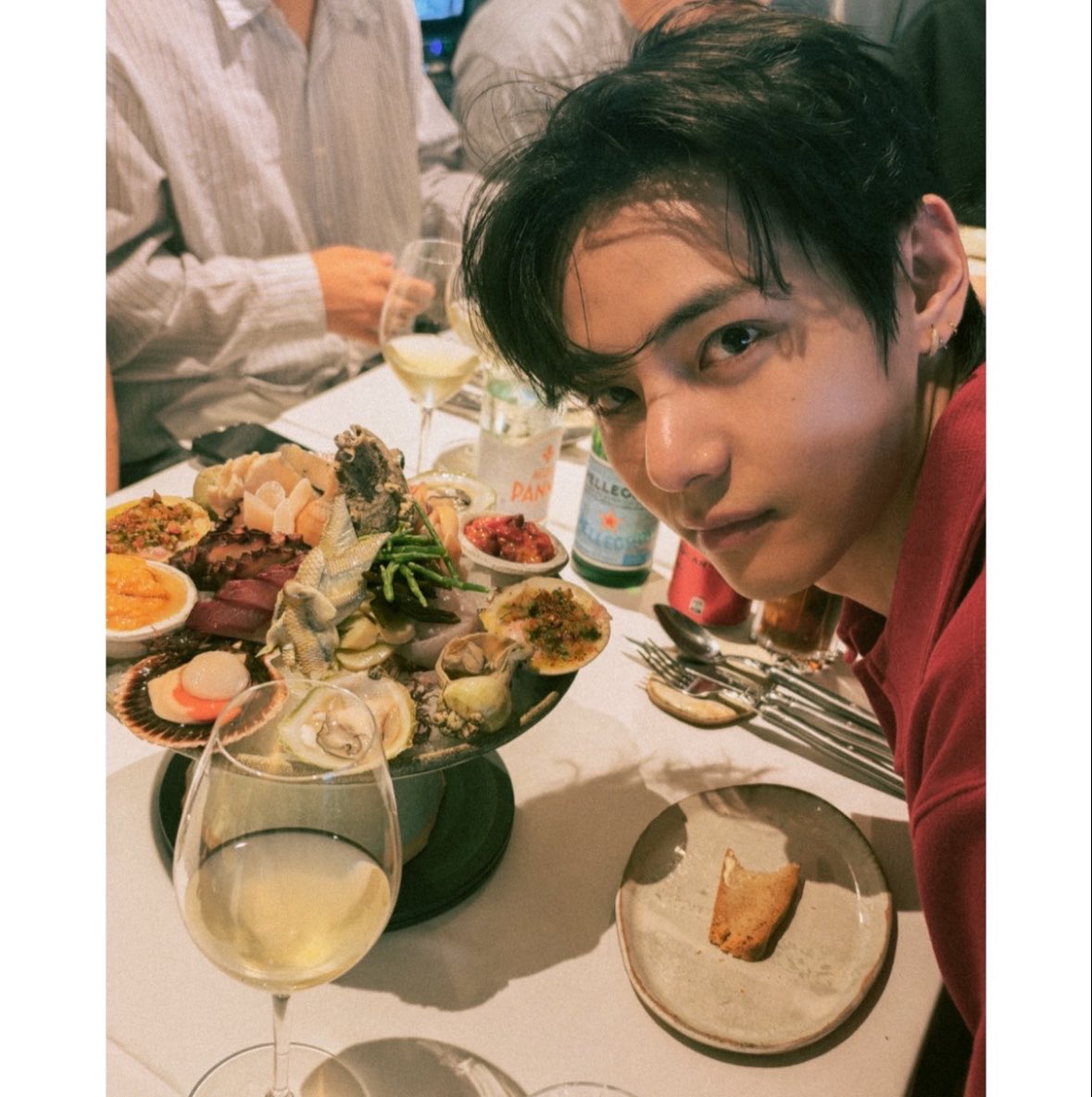 aegiguu's tweet photo. JUNGKOOK SUBÍA SU COMIDA Y LUEGO SUBÍA A TAEHYUNG? HAY UN MENSAJE ACASO? https://t.co/KfcgrWZ0Od