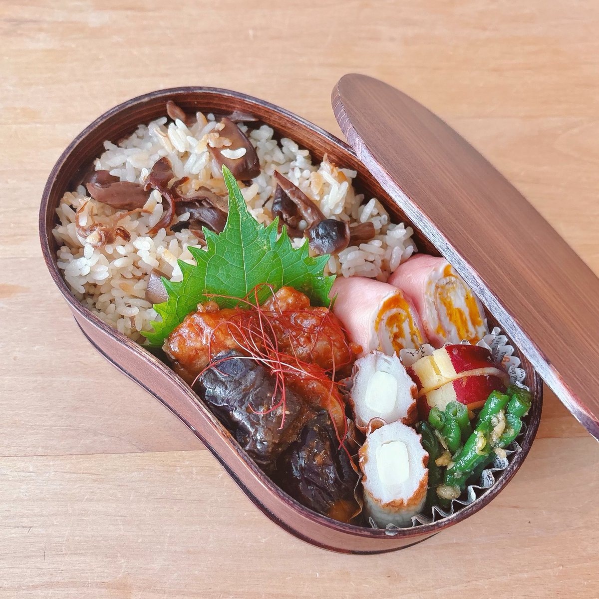 erierissa's tweet photo. 2026/10/16 お弁当記録🥢156
鶏もも🍆ケチャ甘酢あん、ハム巻き焼き卵、🍠レモン煮、いんげん生姜和え、チーズちくわ、🍄‍🟫ご飯

木金も休肝日したいと言った（書いた）舌の根も乾かぬうちに昨夜飲んでしまった
いつも22時頃帰宅の夫が珍しく19時に帰ってくるから、飲んじゃう？ってなるやんね🙂‍↕️ https://t.co/A9S1qqpRmi
