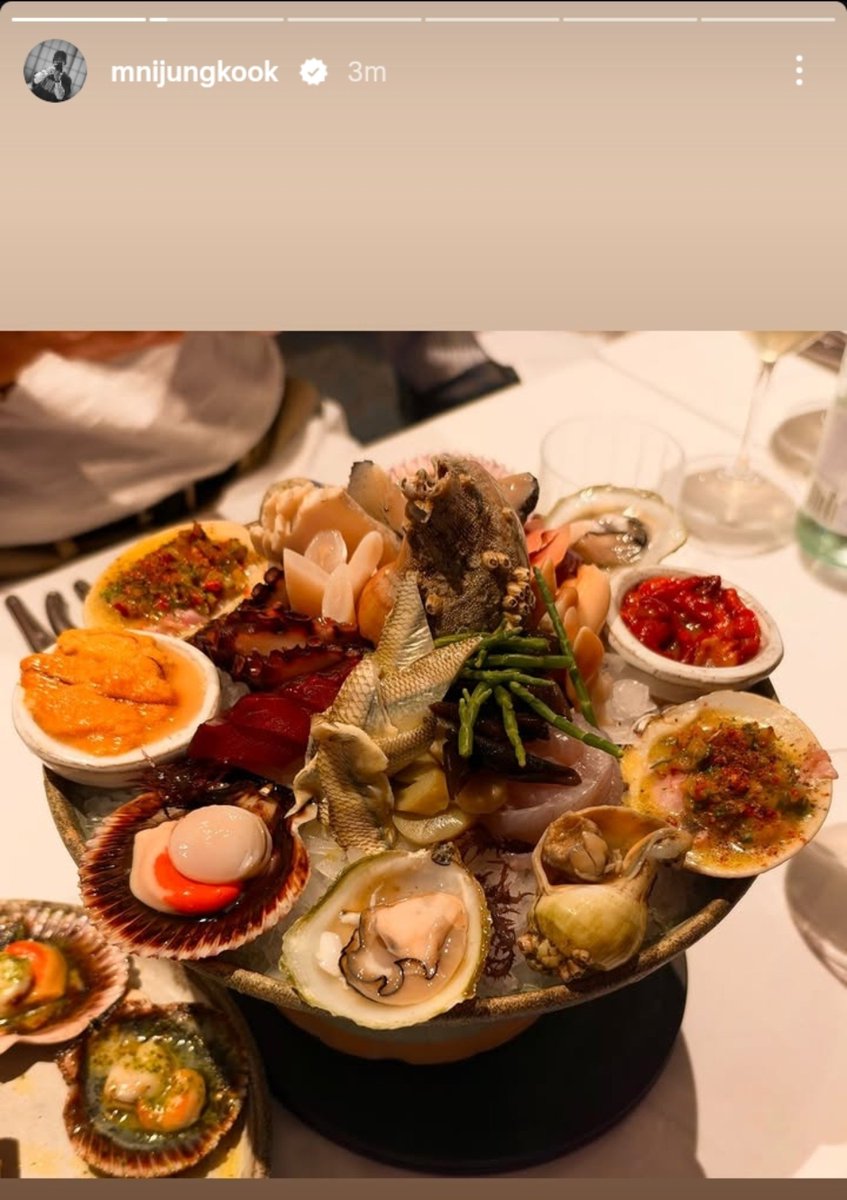 potaekoos's tweet photo. jungkook taking picture of his foods 🥹
#taekook https://t.co/TDDN4LQGj3