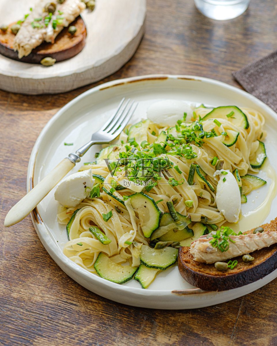 ItsDiopfy's tweet photo. Just whipped up a quick garlic butter pasta with fresh basil—cozy, flavorful, and ready in 15 mins! https://t.co/ZvJ3OTdiH9
