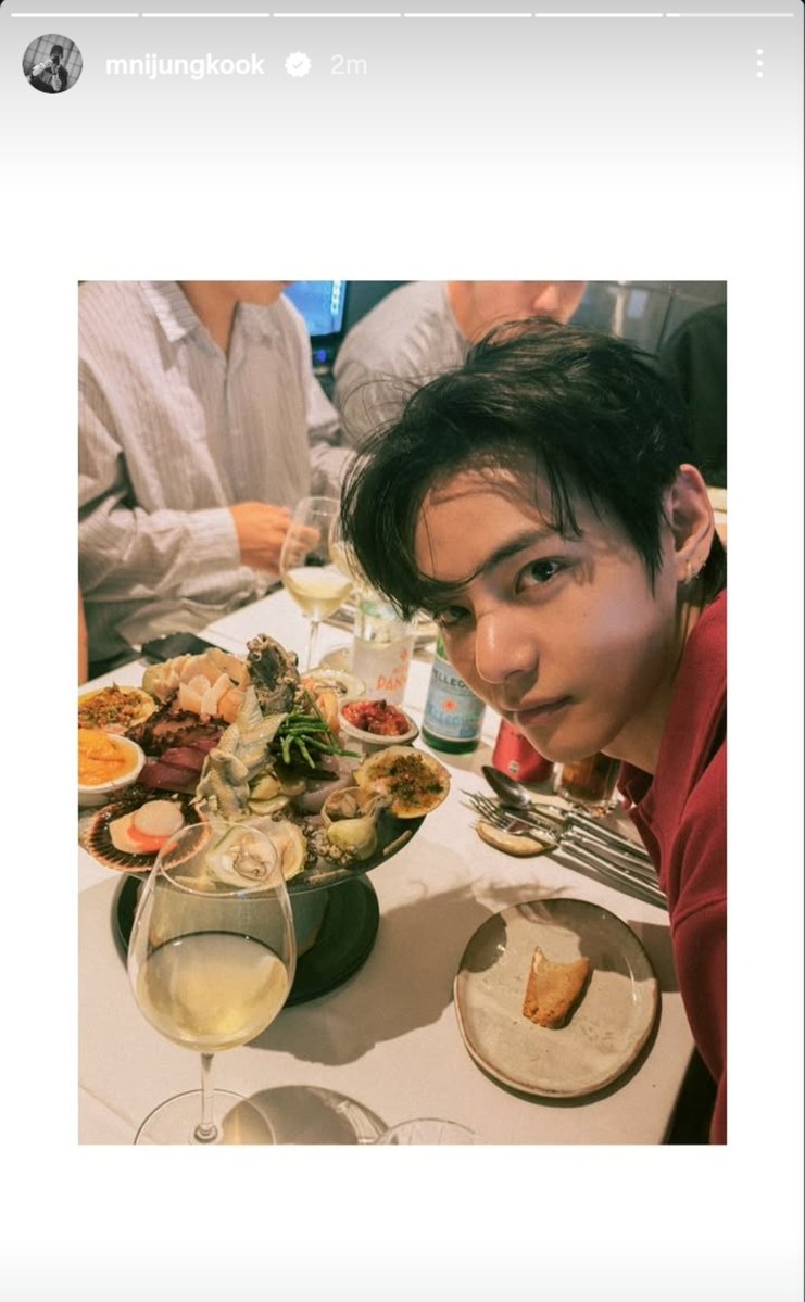 potaekoos's tweet photo. jungkook taking picture of his foods 🥹
#taekook https://t.co/TDDN4LQGj3