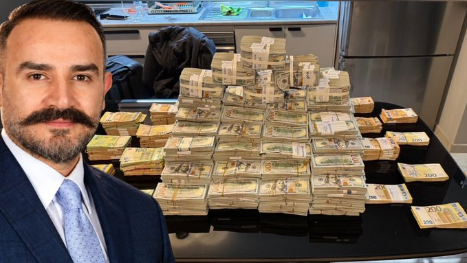 zekibahce's tweet photo. Bu rüşvet değil bildiğin servet...Yuhh bu ne ya!

Rüşvetten tutuklanan Esenyurt Belediye Başkan yardımcısı Yusuf Ulutaş’ın başkası adına kiraladığı boş eve iki kasa yerleştirdiği ve rüşvet paralarını burada sakladığı tespit edildi. 

Polislerin düzenlediği operasyonda kasalarda milyonlarca lira değerinde döviz bulundu.