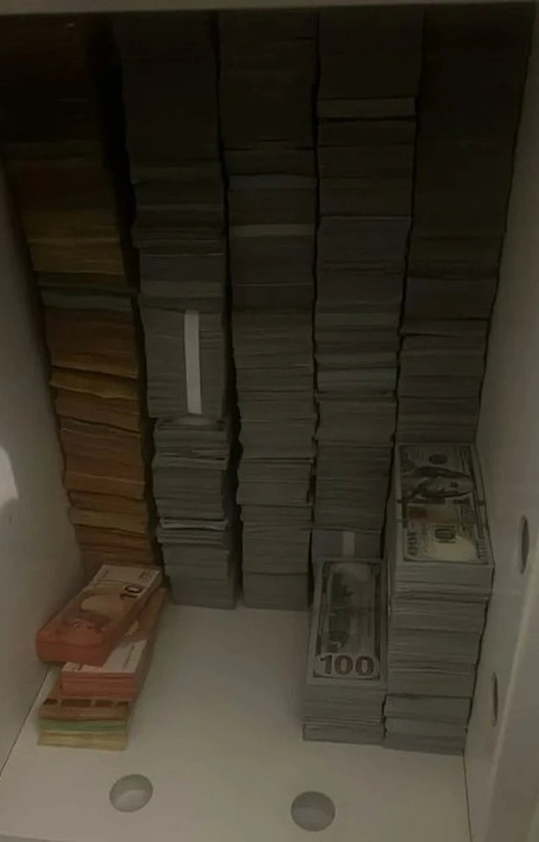 zekibahce's tweet photo. Bu rüşvet değil bildiğin servet...Yuhh bu ne ya!

Rüşvetten tutuklanan Esenyurt Belediye Başkan yardımcısı Yusuf Ulutaş’ın başkası adına kiraladığı boş eve iki kasa yerleştirdiği ve rüşvet paralarını burada sakladığı tespit edildi. 

Polislerin düzenlediği operasyonda kasalarda milyonlarca lira değerinde döviz bulundu.