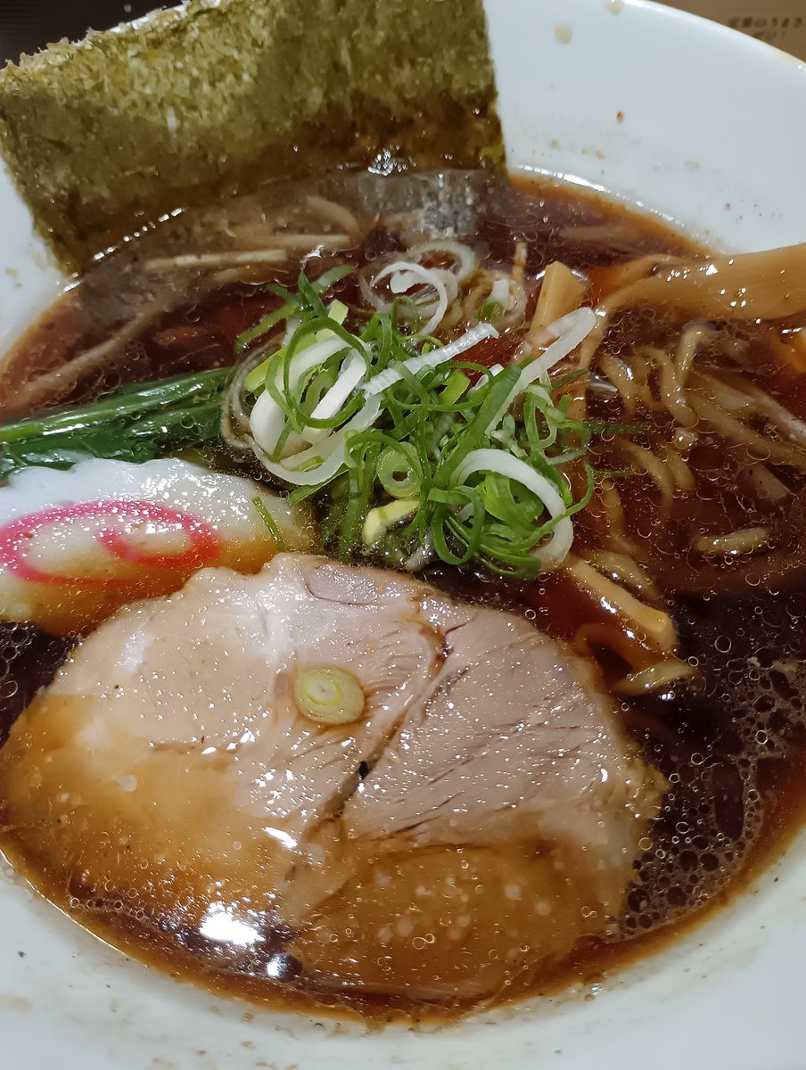 ramin107070's tweet photo. 凄麺屋@新横浜ラーメン博物館
8.2/10　ラ博の3日間限定　すみれの村中店主が作るということで訪問　カップ麺の凄麺とのコラボ　イチ押しメニューらしき醤油ラーメンを注文　昆布出汁の効いたスープで油は多くなくすみれの醤油とは別物　麺はインスタントだが全く違和感なし　
#らーめん　#ラーメン https://t.co/Xtnzp1h6tI