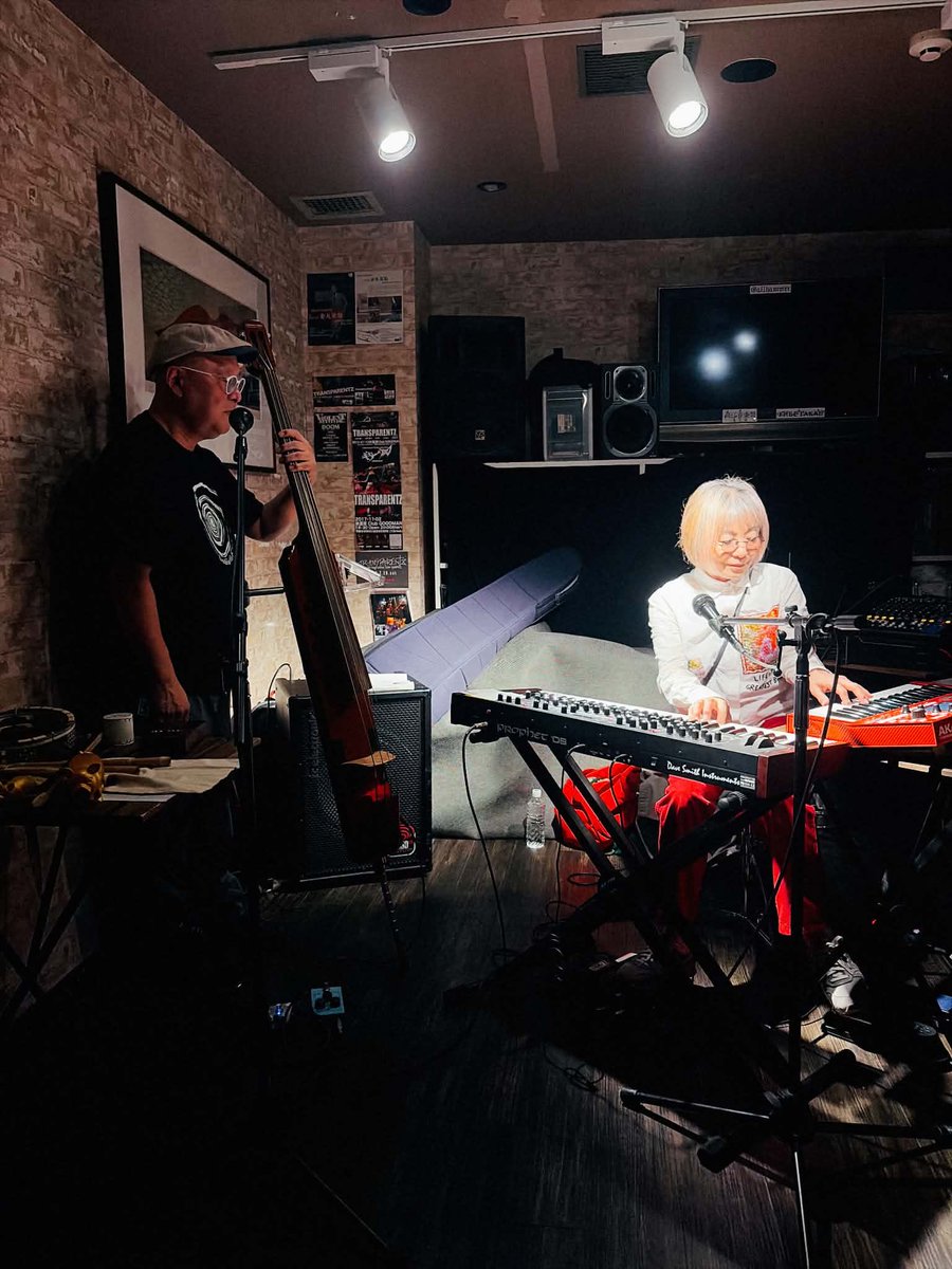 vOjbr6sr2O1AAdG's tweet photo. 西村直樹さん(Bass)との20数年ぶりの即興。
京都のBar「ろくでなし」でやって以来。
やっぱシンセ、Prophetはええなあ。
西やんぶりも健在で面白かったー！
みなさまありがとうございました🎵

Photo by Momi.  Fukuda
#西村直樹 #上々颱風 #Prophet08 #Improvisation #猪野陽子 #barIsshee https://t.co/gsfzkwwENj
