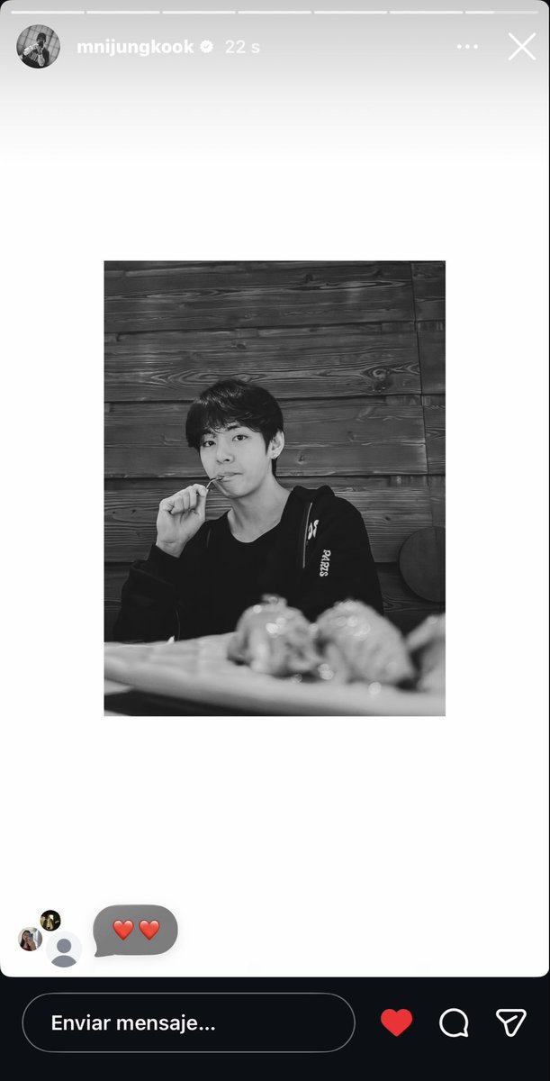 nmxesa1bt2's tweet photo. Parece que a taehyung le preocupa otra indigestión. Se viene shakirazo 2.0 https://t.co/fPgIl9qfw3