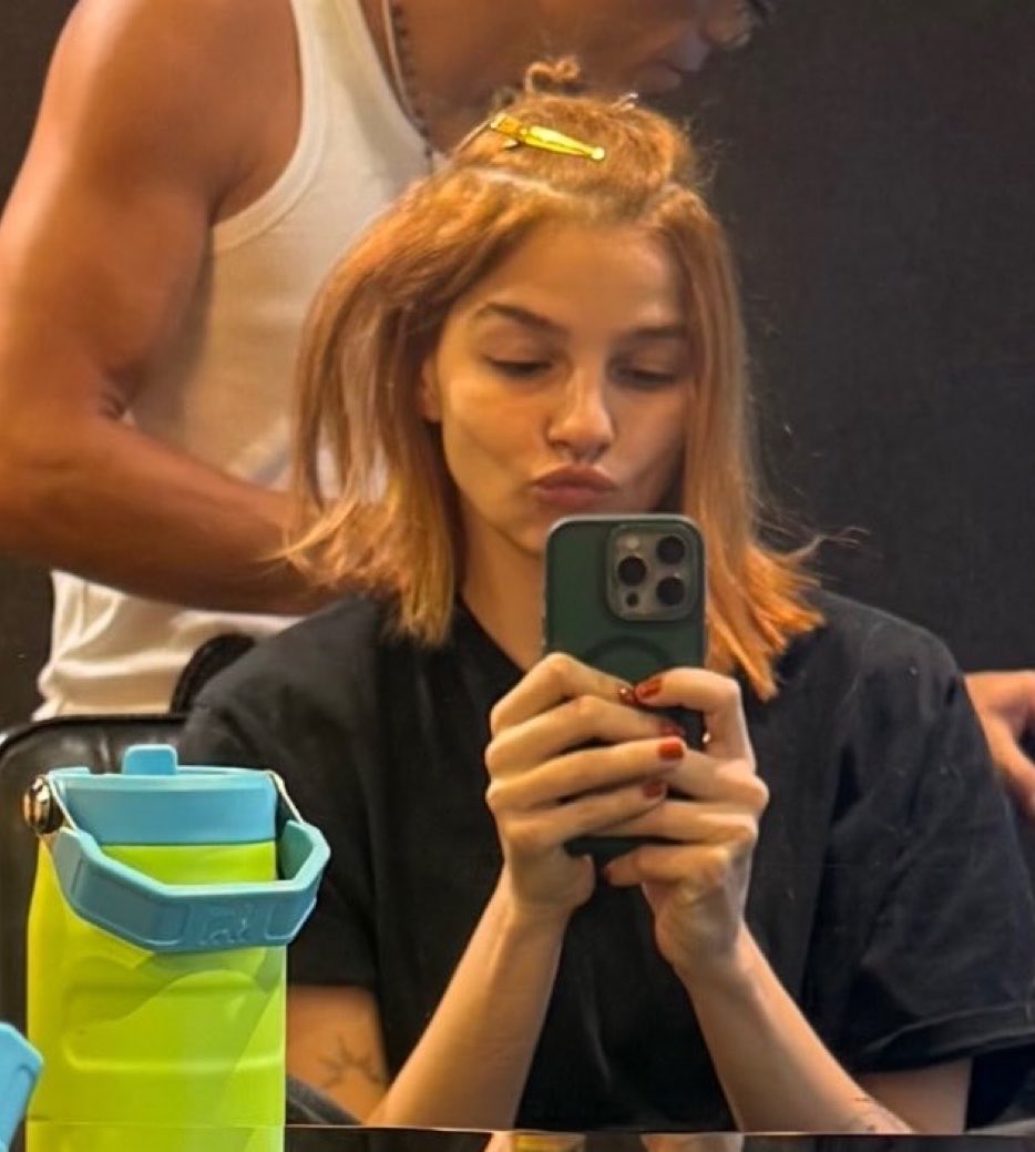 nexttobianca's tweet photo. a gabriela vai mudar o cabelo e tá tatuada pqp vou passar mal https://t.co/90di8pRBb2