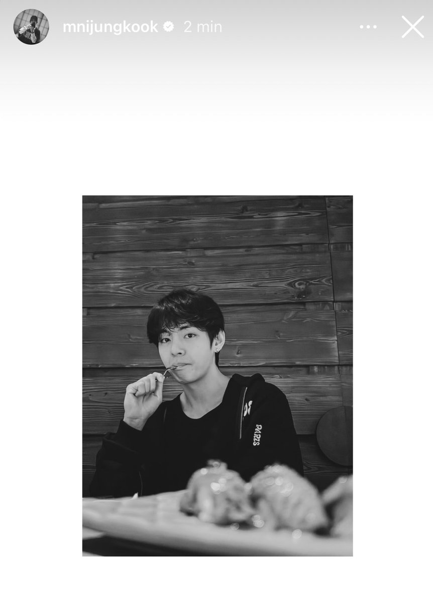 thvbun's tweet photo. mnijungkook acabou de assumir o casamento cm o thv mto obrigada https://t.co/xUYKjRRAmt