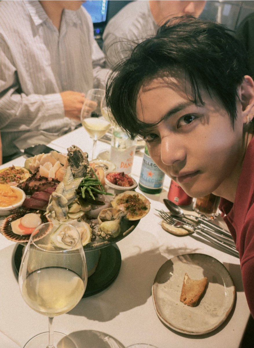 JJUNGKOOK_mona's tweet photo. 정구기 형들이랑 또 맛있는 거 먹으러 갔어ㅠㅠㅠㅜ태형이 사진 뭐야? ㅈㄴ 잘생김😇 https://t.co/gi9nPZRQ6g