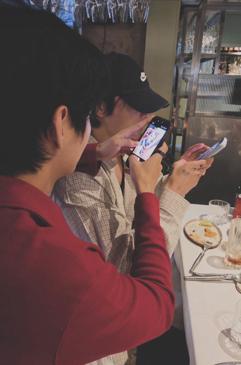 tkrse7's tweet photo. LOOK AT MY TAEKOOK OMGGG 😭😭😭💘 https://t.co/FydJkGDVWY