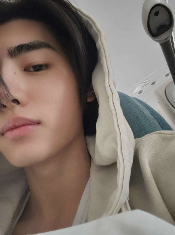 hoonlesbico's tweet photo. 𑣲 post a photo of you and three of your favs and let your oomfs choose who suits you the best ˚⟡ https://t.co/ePKzNGKl3f