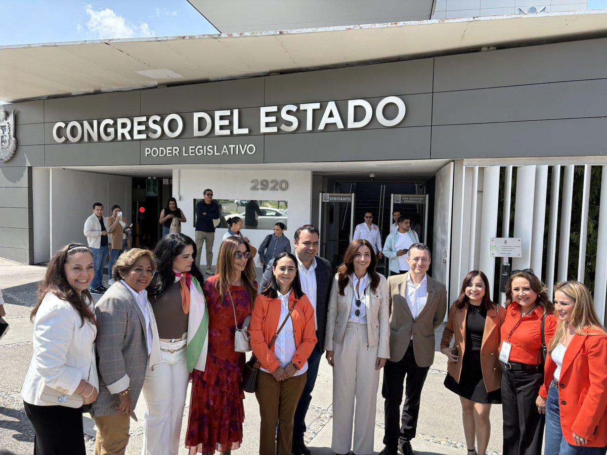 hector_sinecio's tweet photo. #MONITOR #LaNeta #TVQ @colosioriojas en la @Legislatura_Qro con @TereCalzada @LBallesterosM @GasparTrueba @PaulinaAguado @MarioCalzadaM @Armando_RiveraC @NORA_AMAYA_LL @cesar_cadena_ro @MovCiudadanoQro 🟠 https://t.co/TKtzlElIWi
