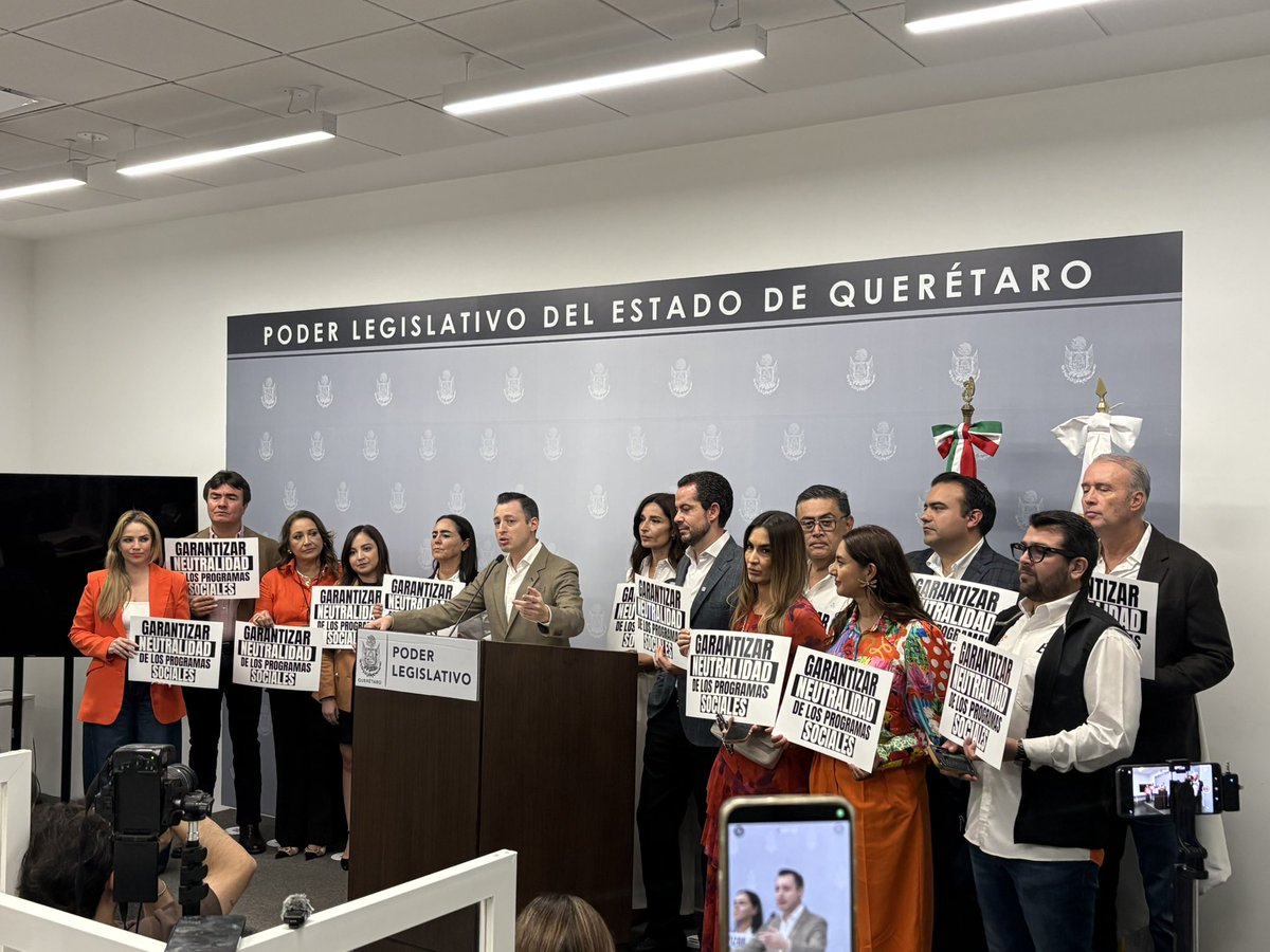 hector_sinecio's tweet photo. #MONITOR #LaNeta #TVQ @colosioriojas en la @Legislatura_Qro con @TereCalzada @LBallesterosM @GasparTrueba @PaulinaAguado @MarioCalzadaM @Armando_RiveraC @NORA_AMAYA_LL @cesar_cadena_ro @MovCiudadanoQro 🟠 https://t.co/TKtzlElIWi