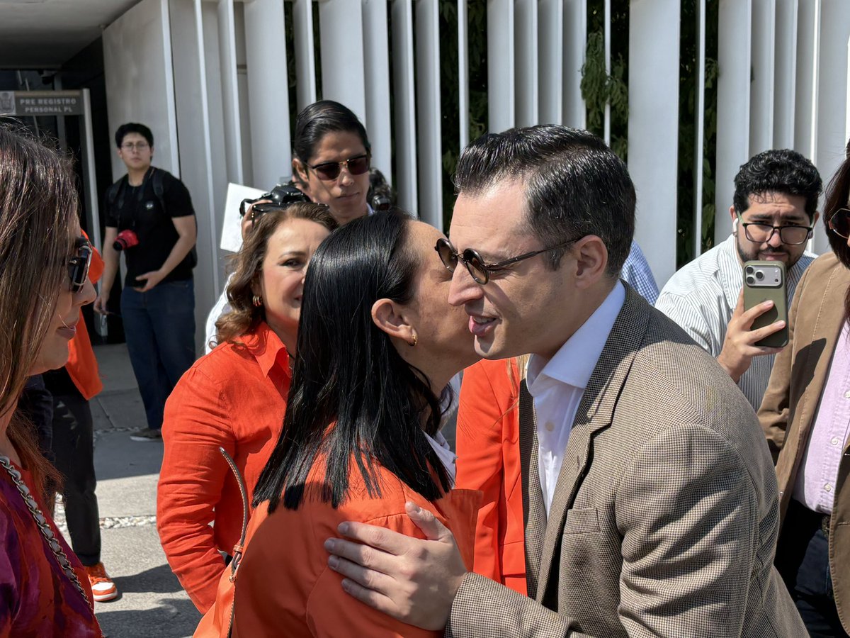 hector_sinecio's tweet photo. #MONITOR #LaNeta #TVQ @colosioriojas en la @Legislatura_Qro con @TereCalzada @LBallesterosM @GasparTrueba @PaulinaAguado @MarioCalzadaM @Armando_RiveraC @NORA_AMAYA_LL @cesar_cadena_ro @MovCiudadanoQro 🟠 https://t.co/TKtzlElIWi