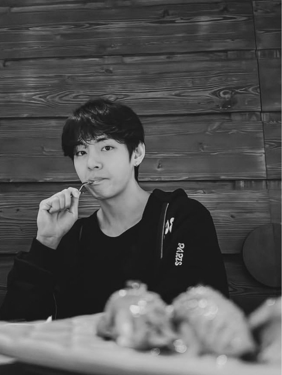 koovarbie's tweet photo. JUNGKOOK POSTED A TAEHYUNG PHOTO DUMP ON HIS INSTAGRAM OMG 😭 https://t.co/m7OWAmV9VJ