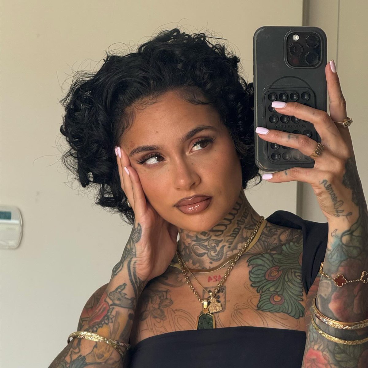 yannasangel's tweet photo. kehlani is the definition of a mirror selfie https://t.co/qFkXUuMmDZ