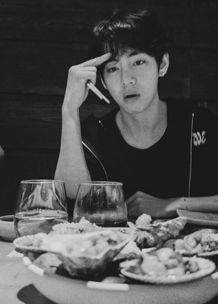 koovarbie's tweet photo. JUNGKOOK POSTED A TAEHYUNG PHOTO DUMP ON HIS INSTAGRAM OMG 😭 https://t.co/m7OWAmV9VJ