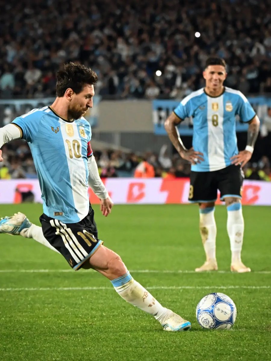 jerryN1932's tweet photo. The looks on Enzo’s face can tell how much he loves Messi 🥹❤️

#messfanbase We all love him right? https://t.co/xuZvyBF3dB