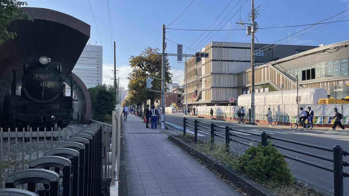 KD1d5's tweet photo. #おはようトレイン 
スロネフE26-1(カシオペア)は
10/15-16未明に行われた搬入陸送により
無事、桜木町PPJに到着しました。

将来的には白シートが外された状態の
スロネフとD51が並ぶ光景を目にする事が
できると言う事にもなるので、
それもまた非常に楽しみです。 https://t.co/Qvih245RoJ