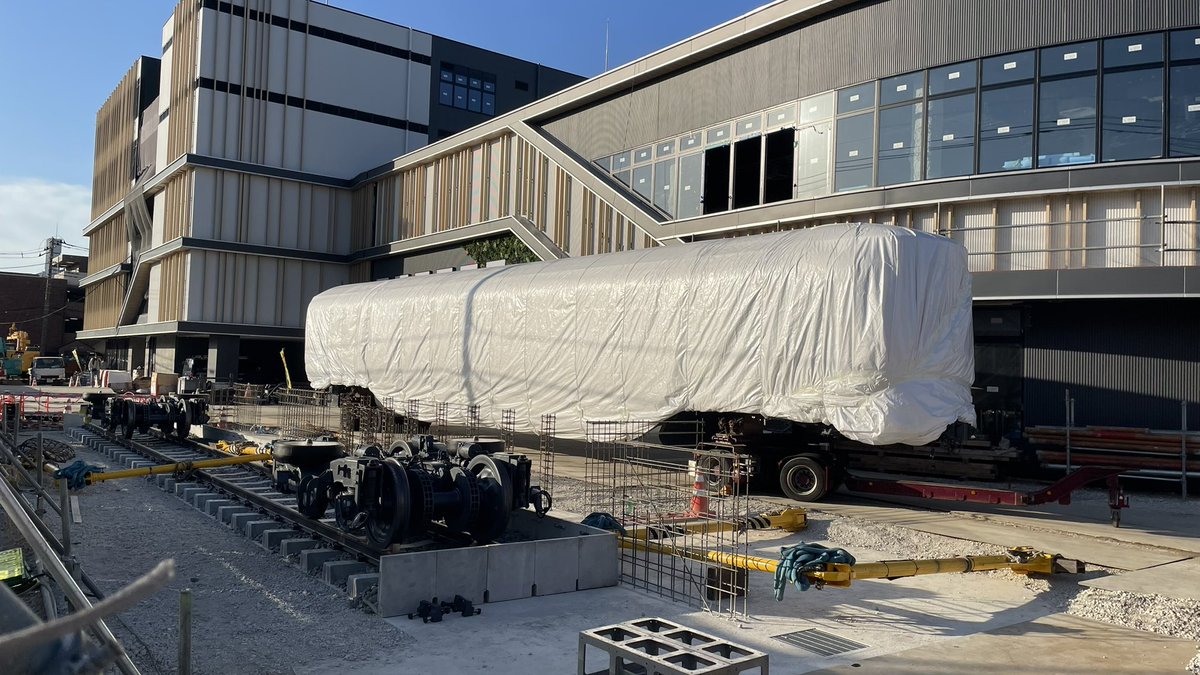 KD1d5's tweet photo. #おはようトレイン 
スロネフE26-1(カシオペア)は
10/15-16未明に行われた搬入陸送により
無事、桜木町PPJに到着しました。

将来的には白シートが外された状態の
スロネフとD51が並ぶ光景を目にする事が
できると言う事にもなるので、
それもまた非常に楽しみです。 https://t.co/Qvih245RoJ
