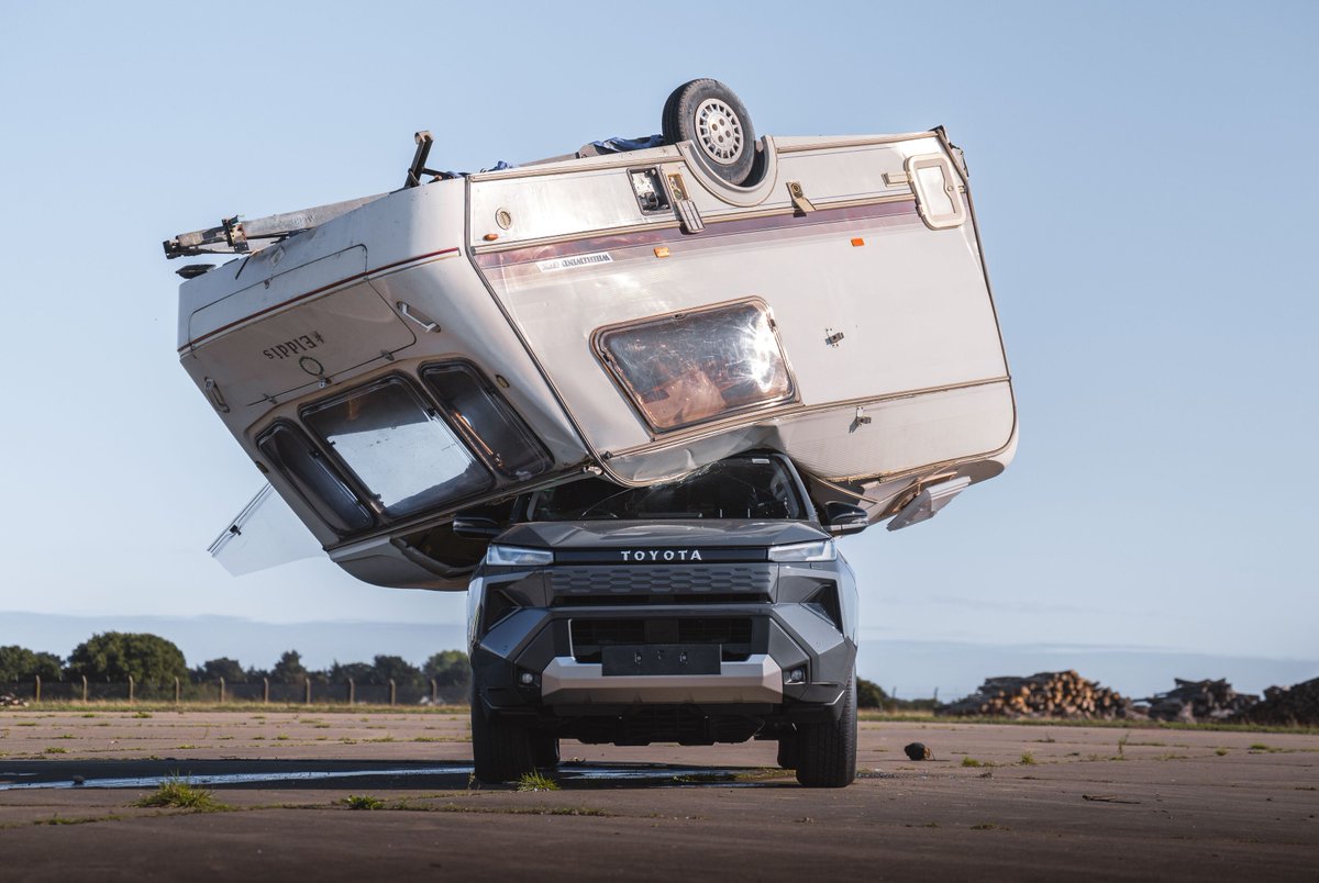 responsejp's tweet photo. 英トヨタ、『Top Gear』伝説の耐久試験を再現…新型『ハイラックス』に760kgのトレーラーハウス落下
https://t.co/dCA7KhalyF

#新型車 #トヨタ #ハイラックス #電気自動車 https://t.co/dIrlMkz30X