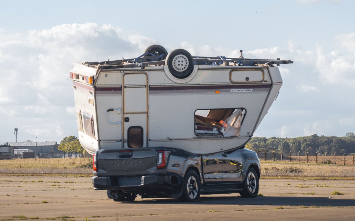 responsejp's tweet photo. 英トヨタ、『Top Gear』伝説の耐久試験を再現…新型『ハイラックス』に760kgのトレーラーハウス落下
https://t.co/dCA7KhalyF

#新型車 #トヨタ #ハイラックス #電気自動車 https://t.co/dIrlMkz30X