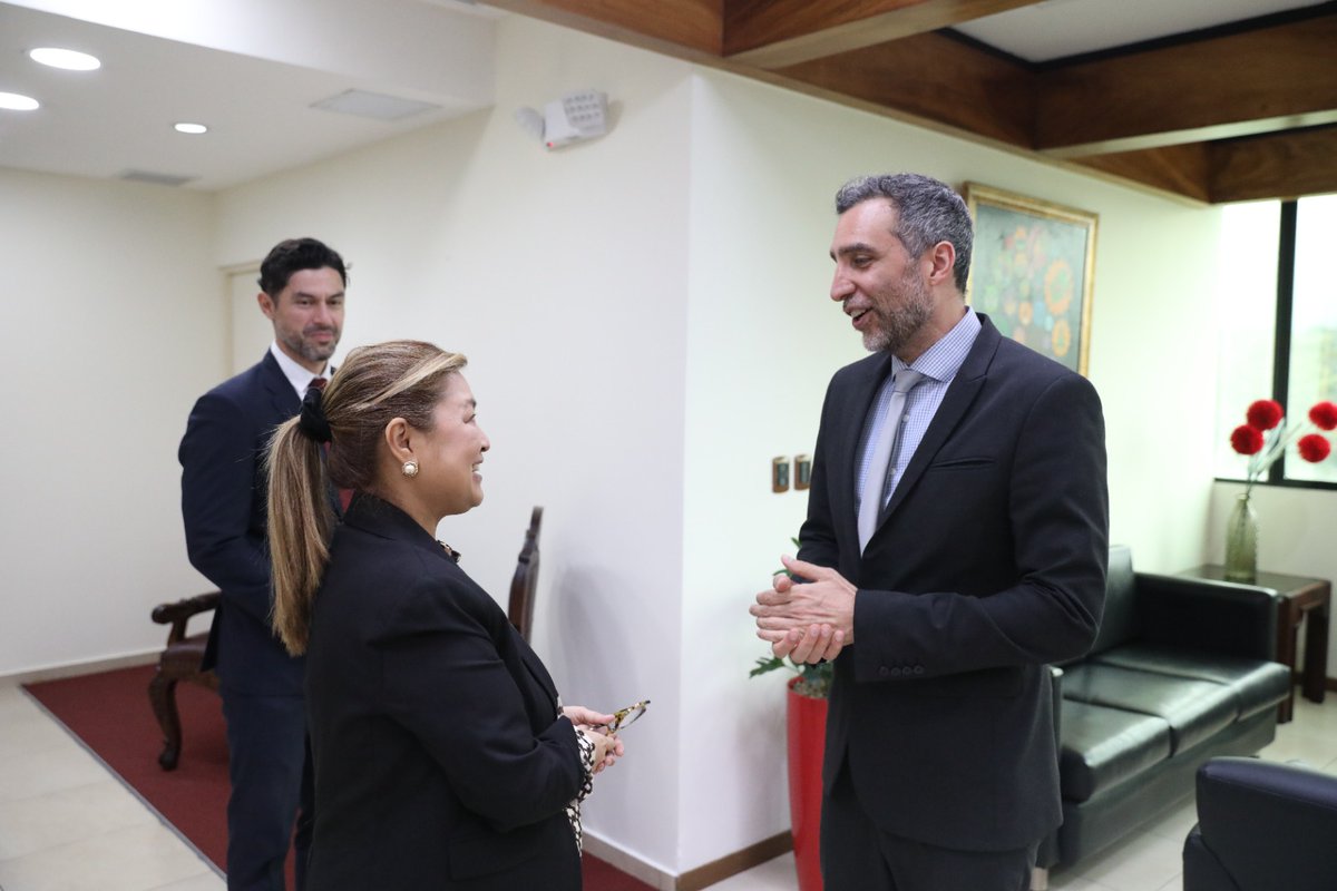 sg_sica's tweet photo. La Secretaria General del #SICA, Embajadora Lina Eugenia Ajoy Rojas (@AjoyLina), recibió en la #CasaDeCentroamérica, la visita del Excelentísimo Embajador @Ramin_Navai, de #ReinoUnido 🇬🇧 en la República de El Salvador (@UKinElSalvador).

Dialogaron sobre las prioridades de la agenda regional del SICA y oportunidades de trabajo conjunto en áreas de interés común. 

🤝 La Secretaria General Ajoy Rojas destacó la importancia de mantener un diálogo cercano y constructivo con los #SociosEstratégicos, articulando esfuerzos en torno a las prioridades de los Estados Miembros, con resultados concretos que beneficien a la población de la región. 

El Reino Unido es país observador del SICA desde junio de 2013; contribuyendo al fortalecimiento de la #IntegraciónRegional. 

#SociosEstratégicos