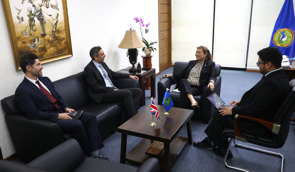 sg_sica's tweet photo. La Secretaria General del #SICA, Embajadora Lina Eugenia Ajoy Rojas (@AjoyLina), recibió en la #CasaDeCentroamérica, la visita del Excelentísimo Embajador @Ramin_Navai, de #ReinoUnido 🇬🇧 en la República de El Salvador (@UKinElSalvador).

Dialogaron sobre las prioridades de la agenda regional del SICA y oportunidades de trabajo conjunto en áreas de interés común. 

🤝 La Secretaria General Ajoy Rojas destacó la importancia de mantener un diálogo cercano y constructivo con los #SociosEstratégicos, articulando esfuerzos en torno a las prioridades de los Estados Miembros, con resultados concretos que beneficien a la población de la región. 

El Reino Unido es país observador del SICA desde junio de 2013; contribuyendo al fortalecimiento de la #IntegraciónRegional. 

#SociosEstratégicos